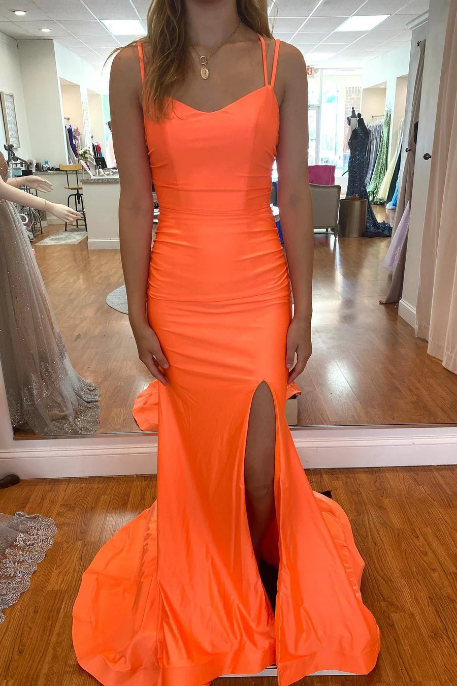 Vestido de fiesta de sirena con abertura lateral alta y cordones en la espalda